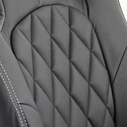 Nahaufnahme der Rückenlehne eines Gaming Stuhls mit gestepptem Muster, seitliche Perspektive