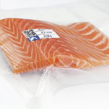 Vakuumverpacktes Lachsfilet in Nahaufnahme, von der Seite fotografiert