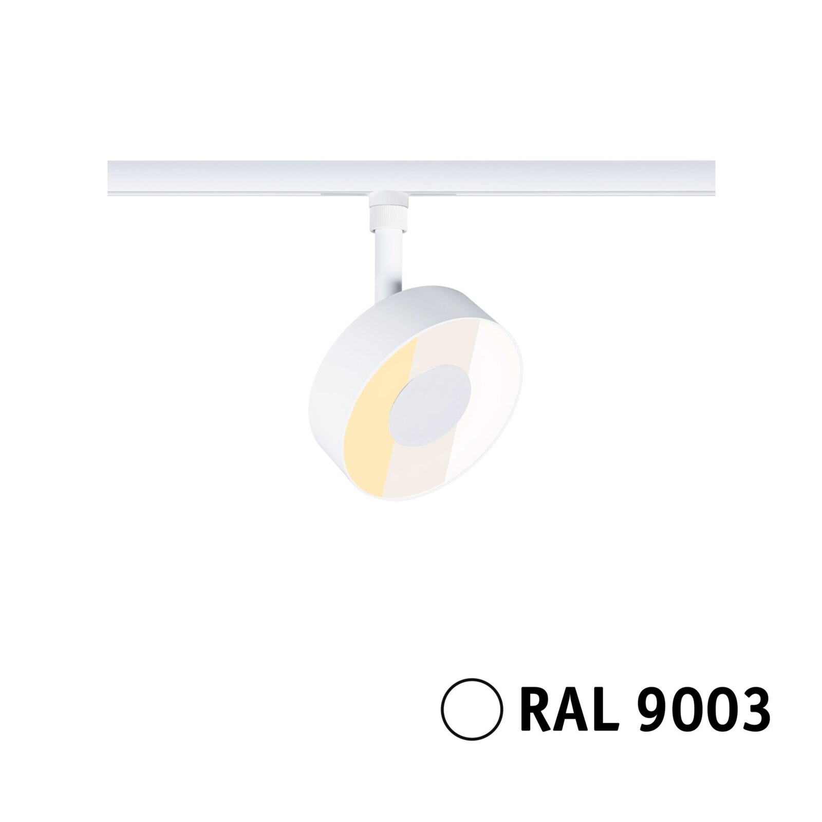 Weißer LED-Schienenstrahler (RAL 9003) an Stromschiene, seitliche Ansicht leicht von unten, mit runder Leuchtenfront und warmweißem Licht