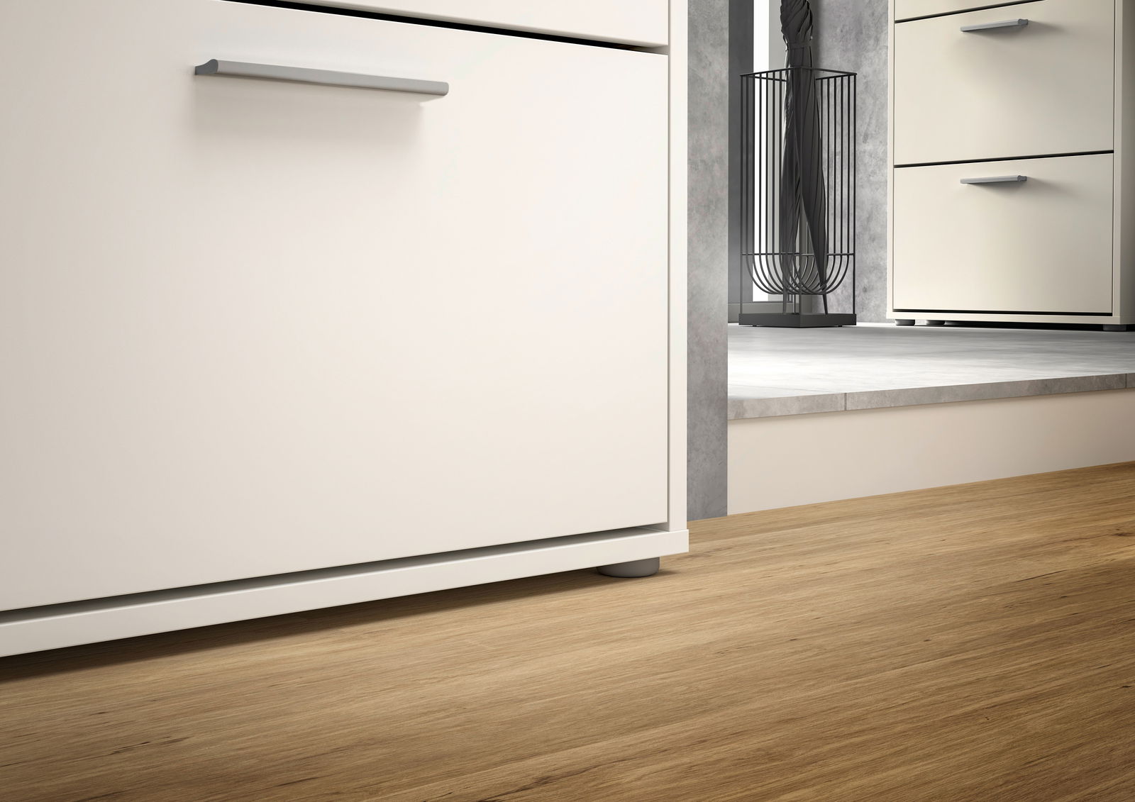 Nahaufnahme eines weißen Schuhkippers mit silbernem Griff, auf Holzfußboden, seitliche Perspektive