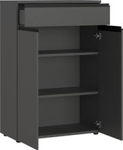 Grauer Aktenschrank mit einer Schublade und zwei offenen Türen, seitliche Perspektive