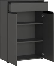 Grauer Aktenschrank mit einer Schublade und zwei offenen Türen, seitliche Perspektive
