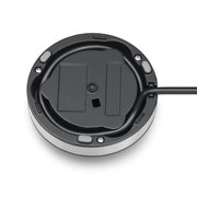 Unterseite eines Milchaufschäumers mit Kabelanschluss, aus der Vogelperspektive.