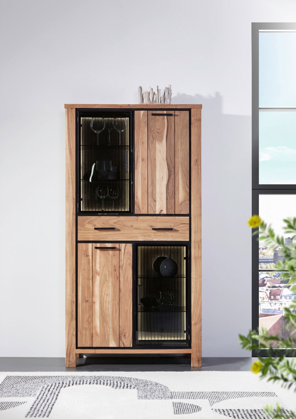 Moderne Vitrine aus Holz mit Glastüren und Schubladen, frontal fotografiert.