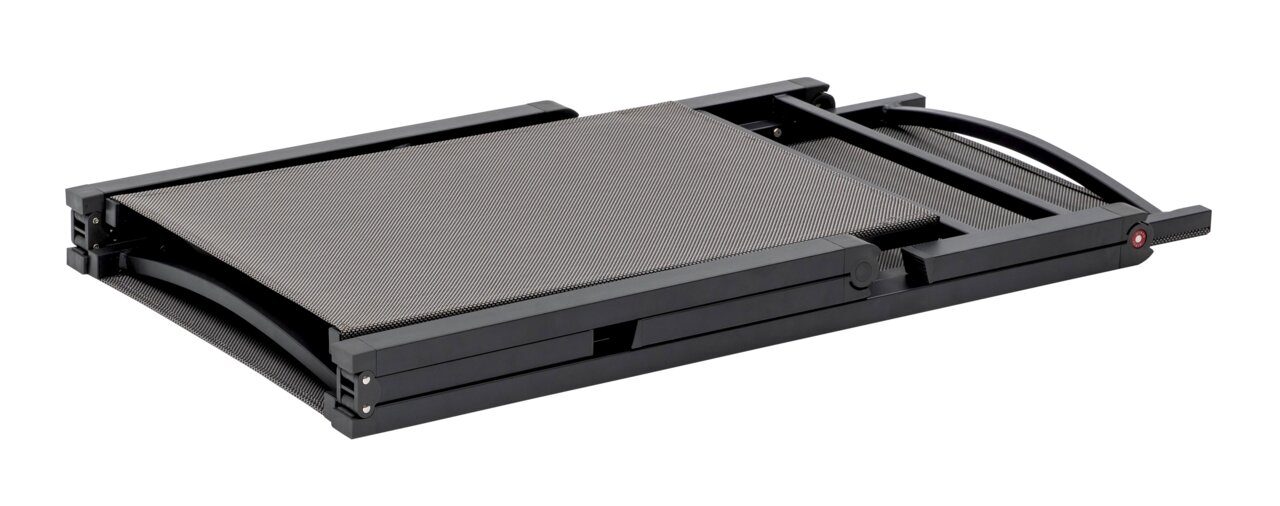 Zusammengeklappte Gartenliege aus seitlicher Perspektive