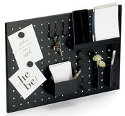 Schwarzes Memoboard mit Utensilien, darunter Haken für Schlüssel, Halterungen für Notizblöcke und Stifte, sowie dekorative Elemente. Perspektive: leicht von oben.