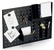 Schwarzes Memoboard mit Utensilien, darunter Haken für Schlüssel, Halterungen für Notizblöcke und Stifte, sowie dekorative Elemente. Perspektive: leicht von oben.