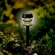 Solarbetriebene Stabbeleuchtung aus Plastik in einem Garten, seitliche Perspektive