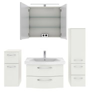 Badezimmermöbel-Set in Weiß, bestehend aus einem Waschbeckenunterschrank mit zwei Schubladen, einem hohen Schrank mit zwei Türen, einem kleinen Schrank mit einer Tür und einem Spiegelschrank mit offenen Türen, aus der Frontperspektive.