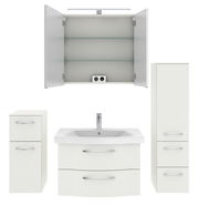 Badezimmermöbel-Set in Weiß, bestehend aus einem Waschbeckenunterschrank mit zwei Schubladen, einem hohen Schrank mit zwei Türen, einem kleinen Schrank mit einer Tür und einem Spiegelschrank mit offenen Türen, aus der Frontperspektive.