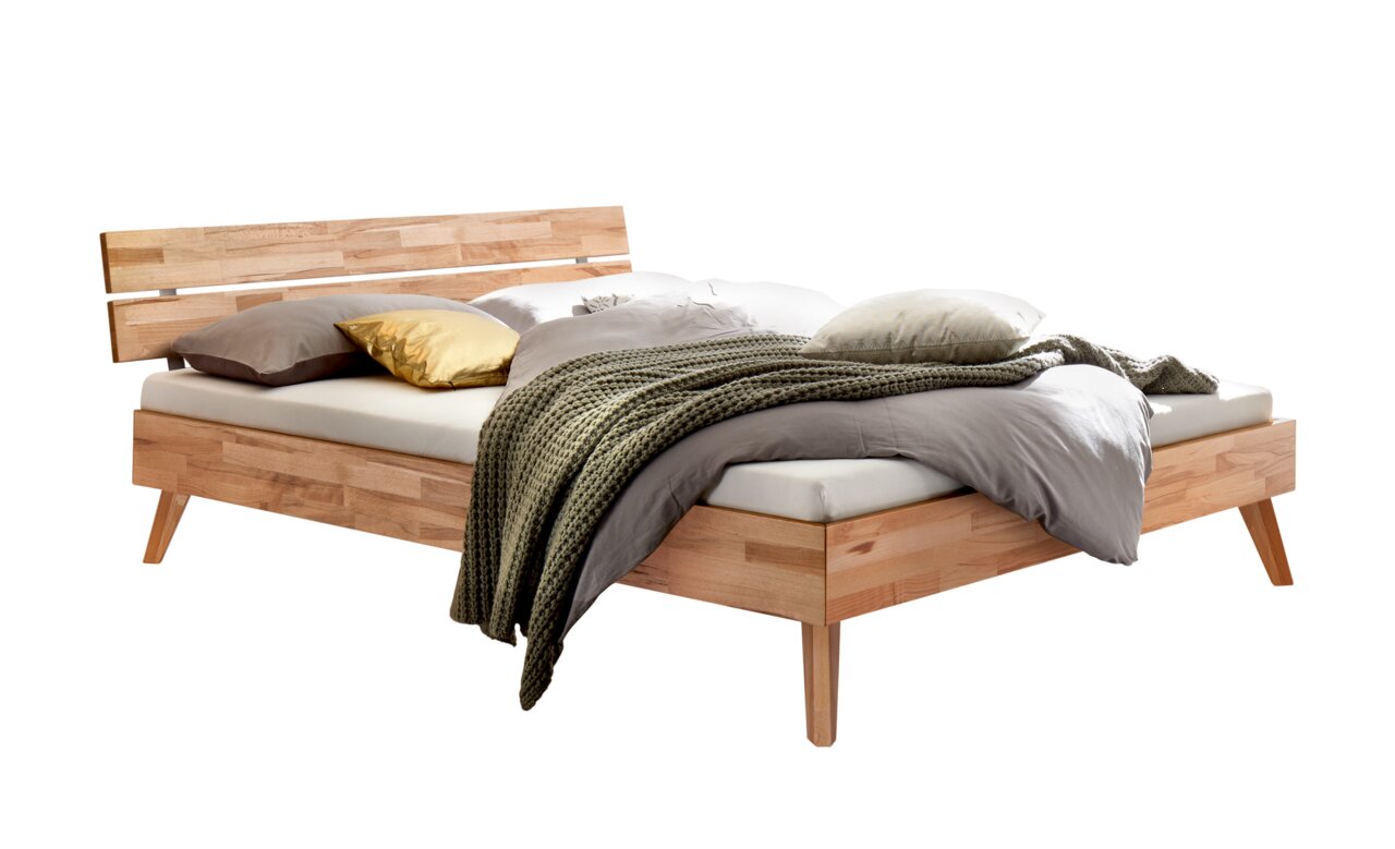 Holzbett mit modernem Kopfteil aus Holz und Metall, seitliche Perspektive, dekoriert mit Kissen und Decke