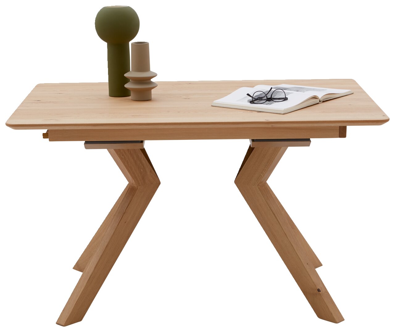 Moderne houten eettafel met Z-vormige poten, versierd met vazen en een open boek, zijaanzicht