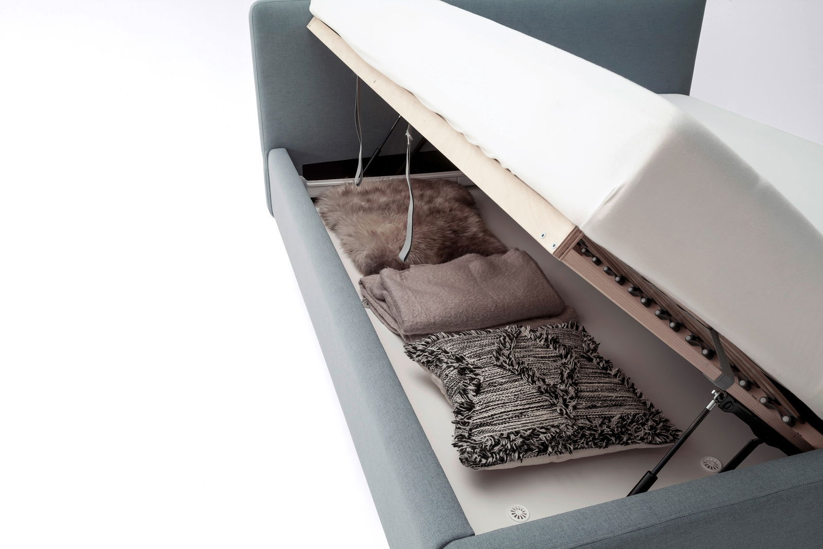 Polsterbett mit Stauraum, seitliche Perspektive, geöffnet mit Decken und Kissen im Inneren.