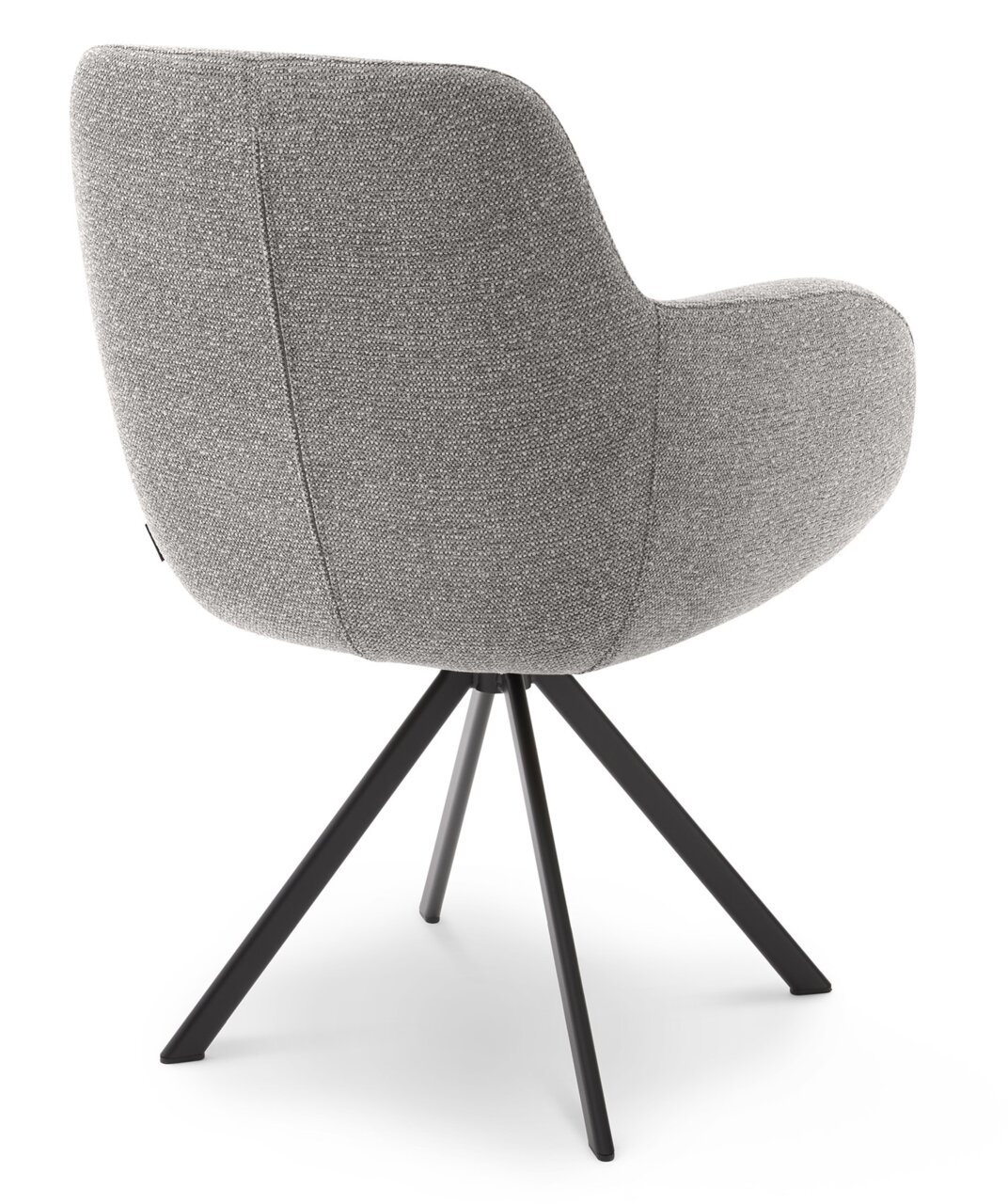 Achterkant van een grijze fauteuil met een zwart metalen frame en vier poten.