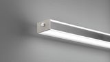 Moderne Pendelleuchte Vitan TW in seitlicher Perspektive, mit schlankem, rechteckigem Design und silberner Oberfläche.