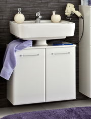 Moderner weißer Waschbeckenunterschrank mit zwei Türen, frontal fotografiert, unter einem Waschbecken montiert. Dekoriert mit einem lila Handtuch und Badezimmerutensilien.