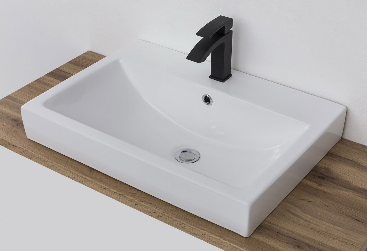 Moderner rechteckiger Waschtisch mit schwarzem Wasserhahn, auf Holzplatte montiert, aus der Vogelperspektive.