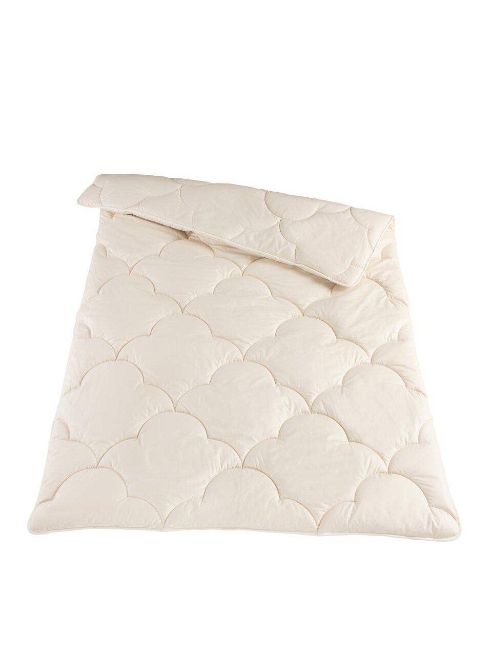 Steppbett in Draufsicht mit wolkenförmigem Steppmuster, cremefarben.