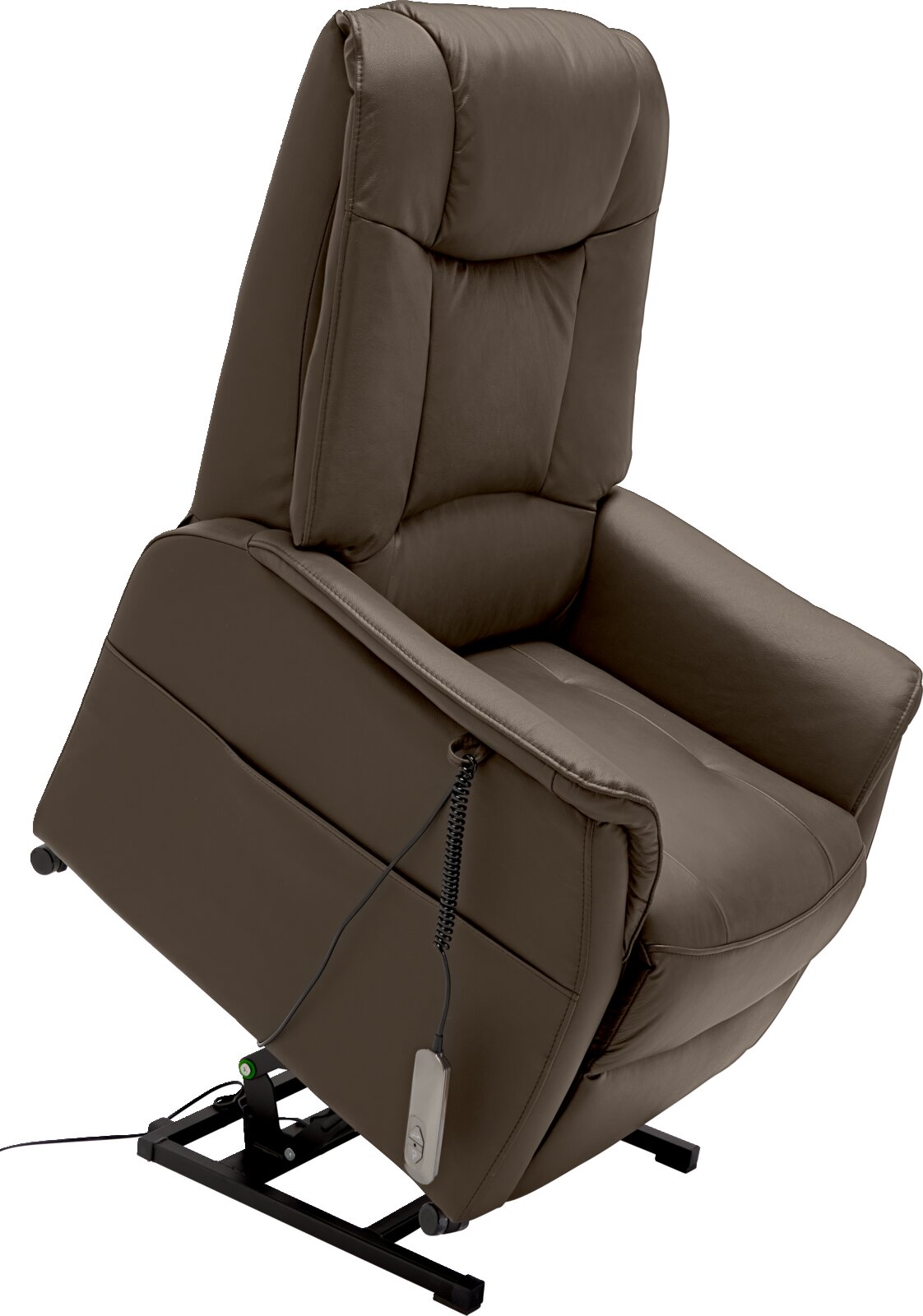 Brauner elektrischer Relax- und Aufstehsessel mit gepolsterter hoher Rückenlehne und Armlehnen, seitlicher Kabel-Fernbedienung und Metallgestell, in schräger Vorderansicht (3/4-Perspektive) freigestellt auf weißem Hintergrund.