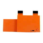 Oranges, rechteckiges elektronisches Gerät mit zwei schwarzen Steckern oben, seitlich herausstehender Abdeckung links sowie USB-C-Anschluss und rundem Knopf unten rechts, Frontansicht auf weißem Hintergrund