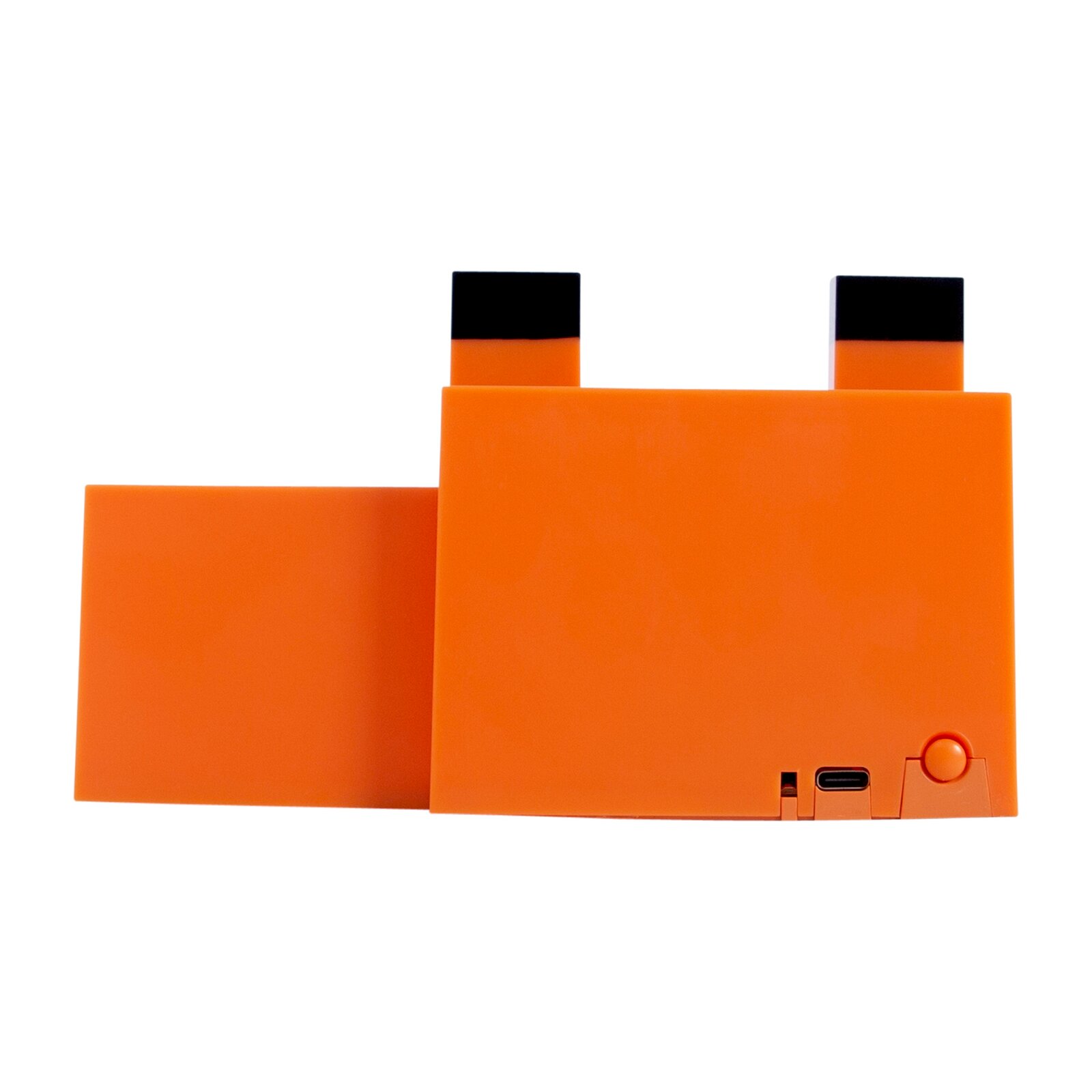Oranges, rechteckiges elektronisches Gerät mit zwei schwarzen Steckern oben, seitlich herausstehender Abdeckung links sowie USB-C-Anschluss und rundem Knopf unten rechts, Frontansicht auf weißem Hintergrund