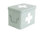 Metallische Aufbewahrungsbox mit weißem Kreuz auf der Vorderseite und dem Deckel, perspektivisch von vorne links fotografiert.