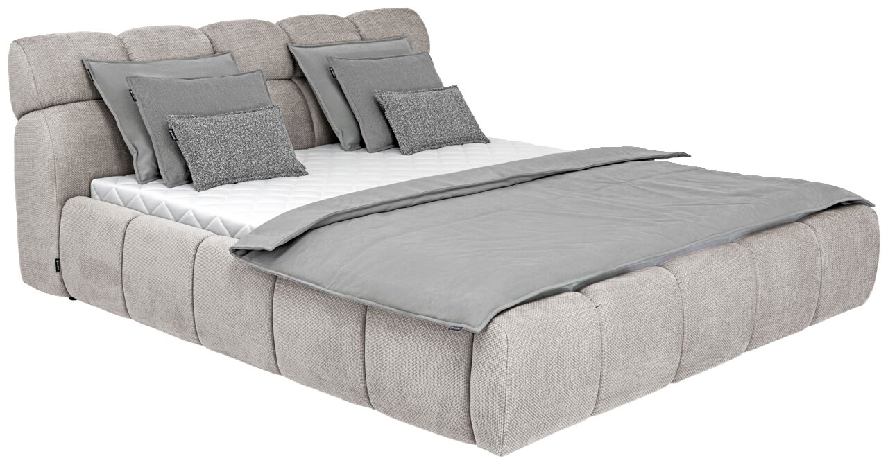 Graues Polsterbett mit mehreren Kissen und Decke, seitliche Perspektive