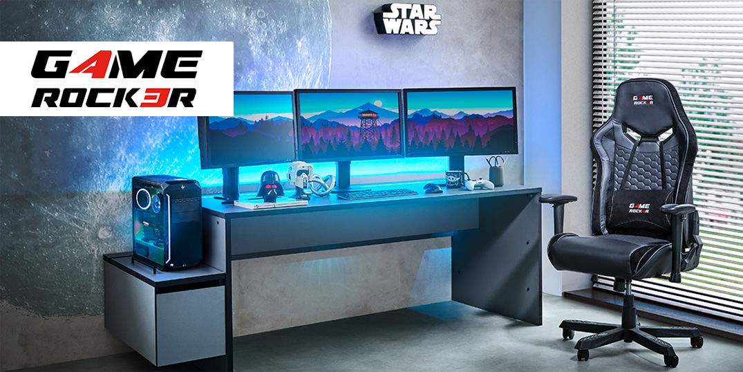 Ein moderner Gaming-Platz mit drei Monitoren, LED-Beleuchtung und einem schwarzen Gaming-Stuhl.