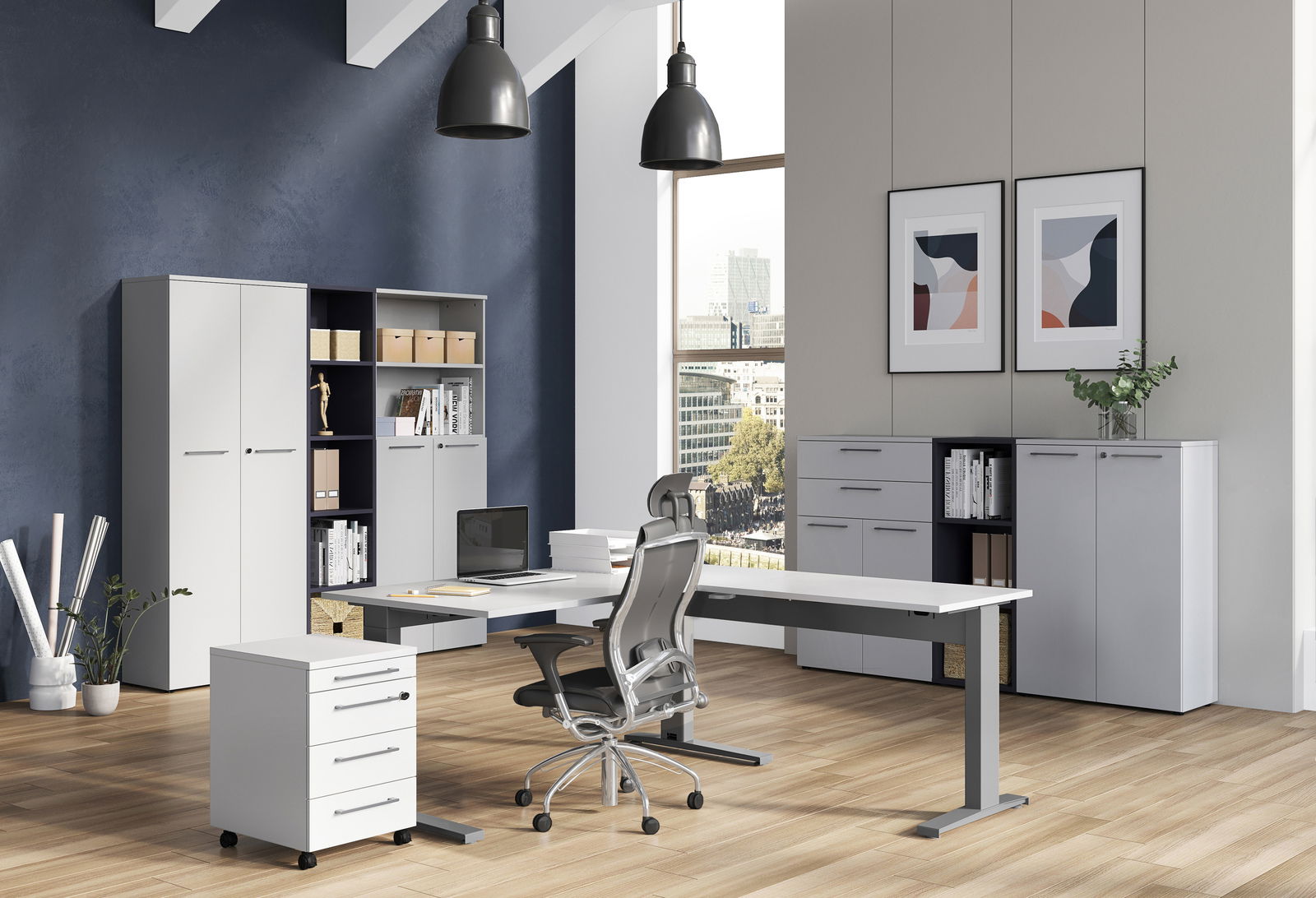 XORA Aktenregal LEGEND II Moderne Büroumgebung mit E-Schreibtisch, Rollcontainer und Aktenschränken in einem hellen Raum mit großen Fenstern, seitliche Perspektive.