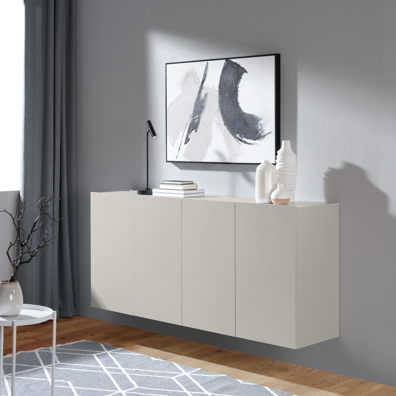 Hom´in Hängesideboard NEWNIQ Hängesideboard in modernem Design, seitliche Perspektive, mit Dekorationen und Kunstwerk an der Wand