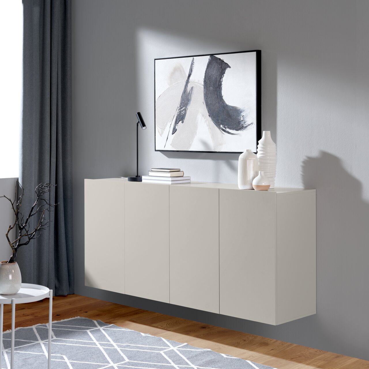 Hom´in Hangend dressoir NEWNIQ Hängesideboard in modernem Design, seitliche Perspektive, mit Dekorationen und Kunstwerk an der Wand