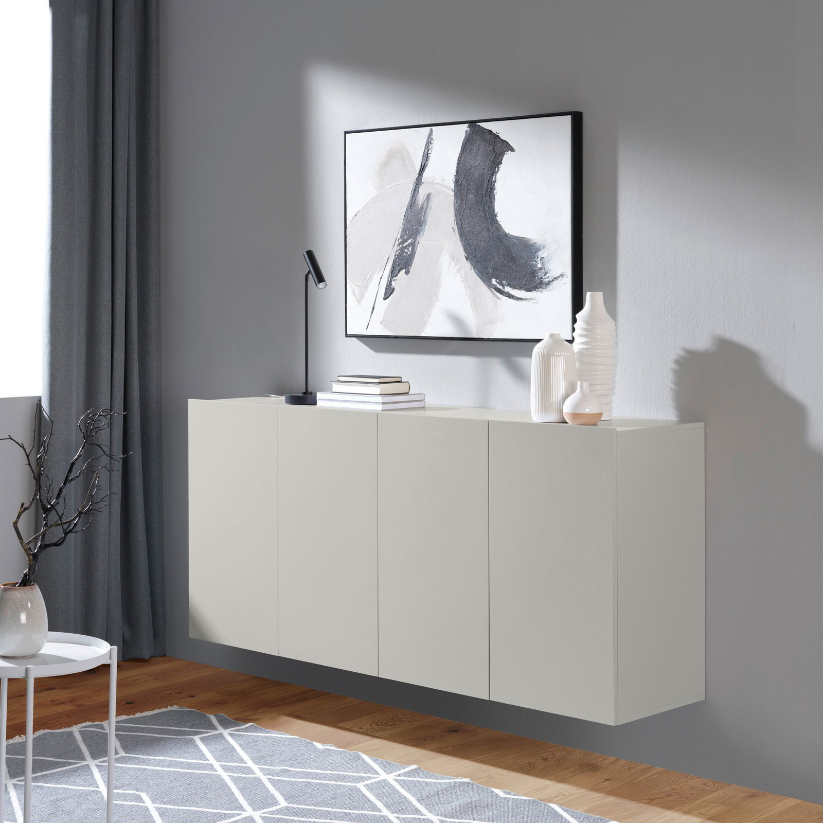 Hängesideboard in modernem Design, seitliche Perspektive, mit Dekorationen und Kunstwerk an der Wand