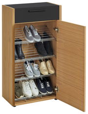 Schuhschrank aus Holz mit schwarzer Schublade, geöffnete rechte Tür, zeigt mehrere Paar Schuhe auf Metallregalen.