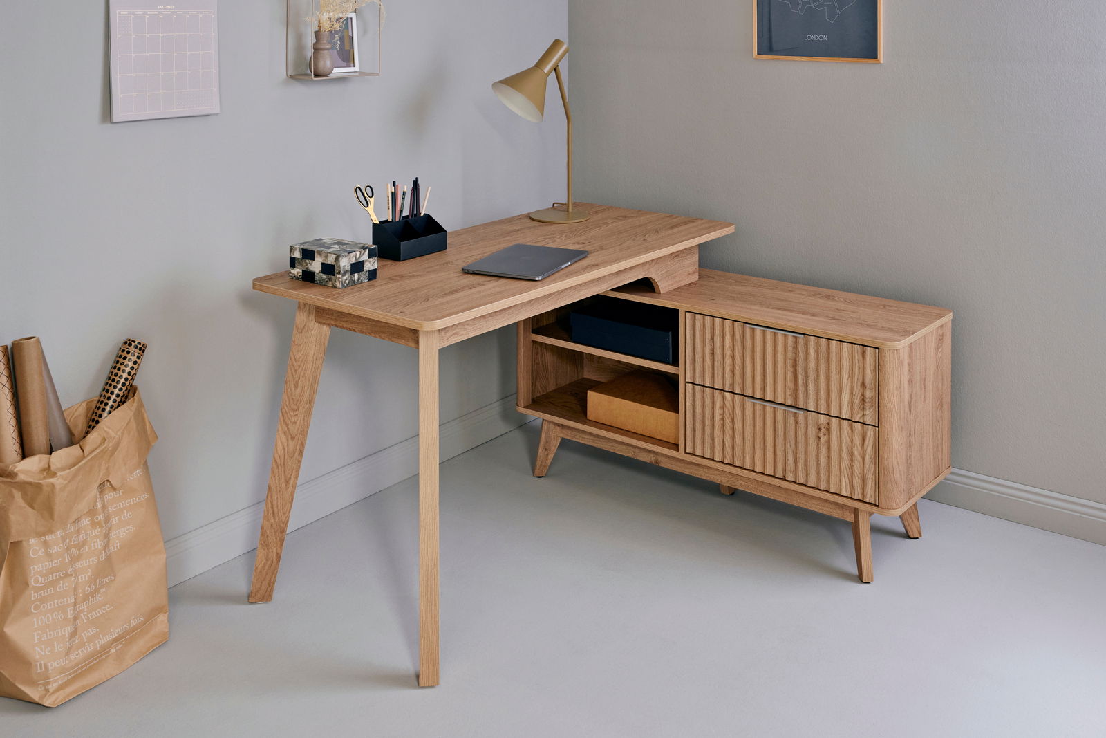 Moderner Eck-Schreibtisch aus Holz mit Schubladen und Regalfächern, seitliche Perspektive