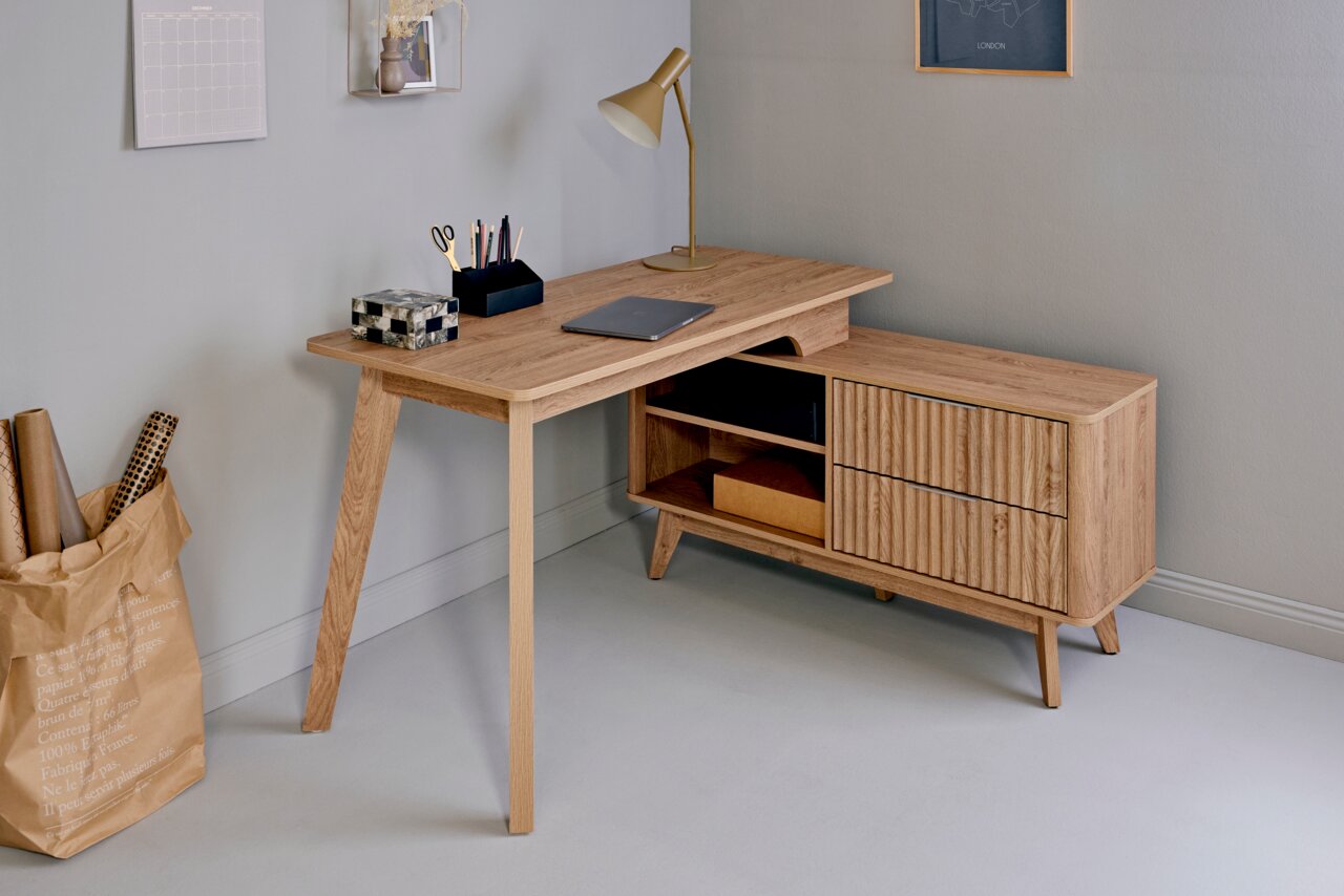 Moderner Eck-Schreibtisch aus Holz mit Schubladen und Regalfächern, seitliche Perspektive