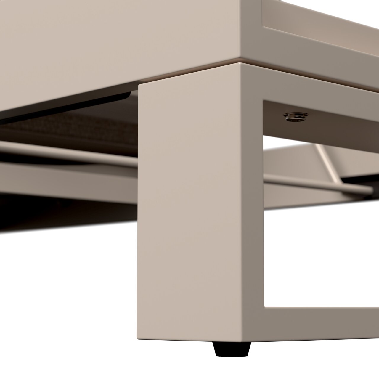 Nahaufnahme eines Teils einer Sonnenliege aus Metall mit modernem Design, seitliche Perspektive.