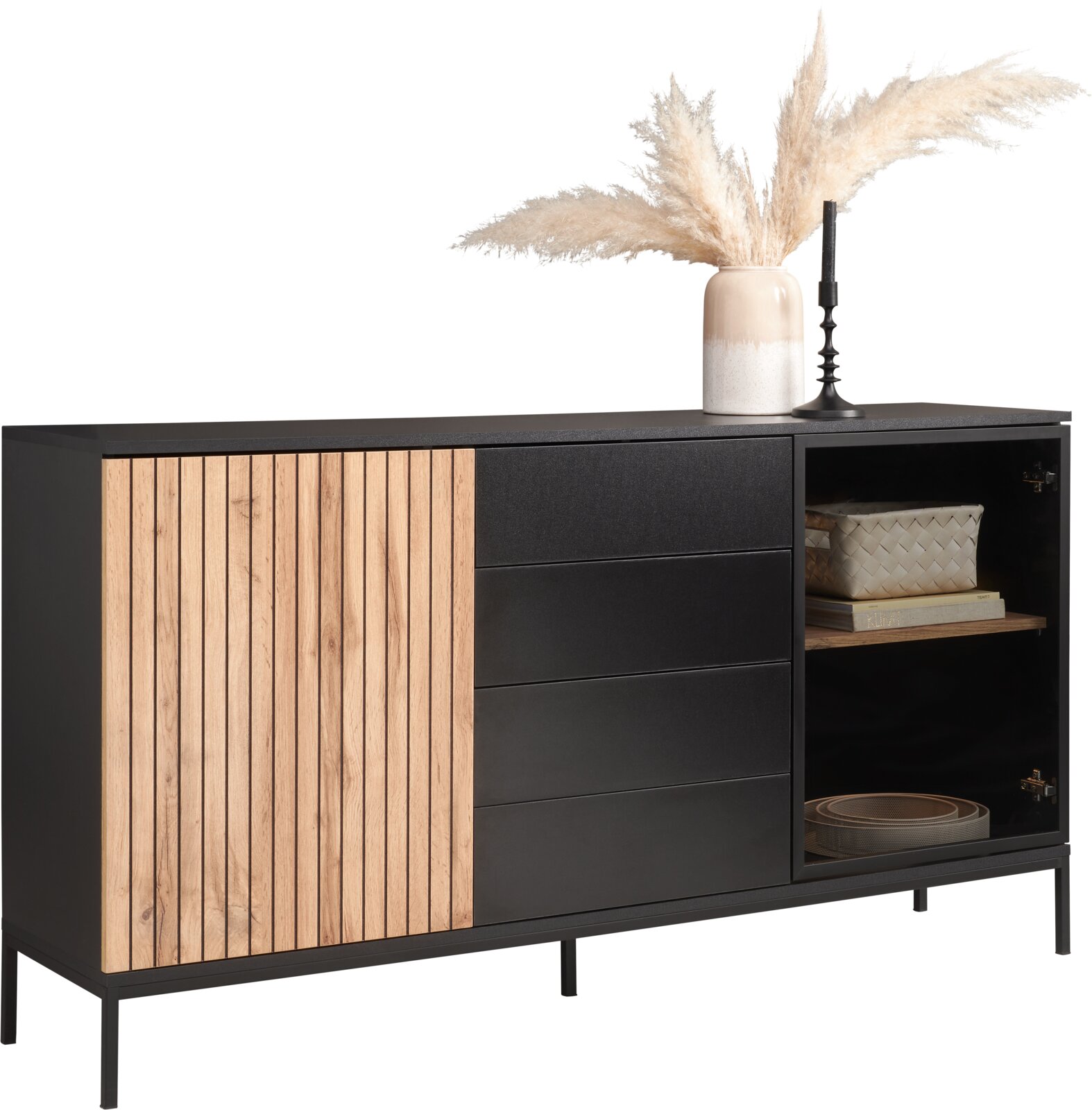 XORA Sideboard VIANO Modernes Sideboard mit schwarzem Korpus, Holzlamellen auf der linken Seite und Glastür auf der rechten Seite, dekoriert mit einer Vase und Trockenblumen, seitliche Perspektive.