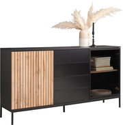 Modernes Sideboard mit schwarzem Korpus, Holzlamellen auf der linken Seite und Glastür auf der rechten Seite, dekoriert mit einer Vase und Trockenblumen, seitliche Perspektive.