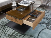 Moderner Couchtisch mit Glasplatte und Holzschublade, seitliche Perspektive