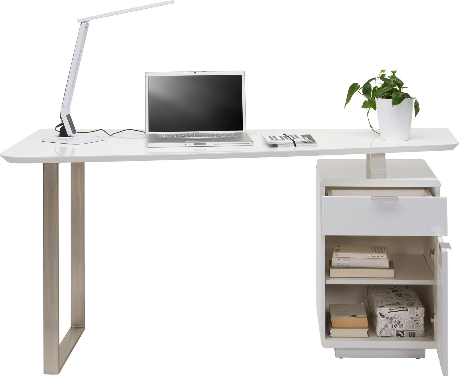 Moderner weißer Schreibtisch mit Metallbeinen, ausgestattet mit einer Schreibtischlampe, einem Laptop, einem Notizbuch und einer Pflanze. Perspektive von vorne.