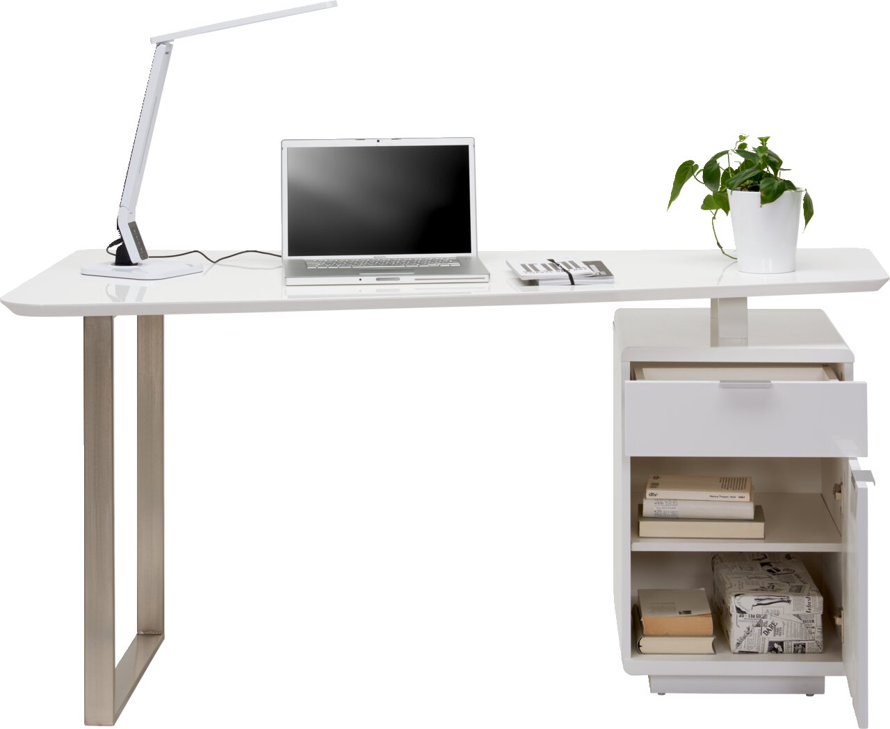 Moderner weißer Schreibtisch mit Metallbeinen, ausgestattet mit einer Schreibtischlampe, einem Laptop, einem Notizbuch und einer Pflanze. Perspektive von vorne.