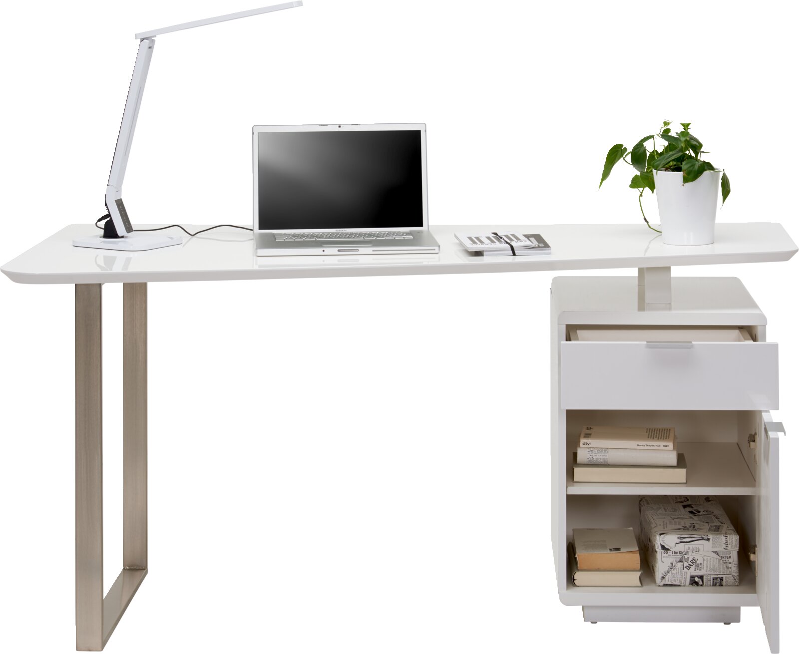 Moderner weißer Schreibtisch mit Metallbeinen, ausgestattet mit einer Schreibtischlampe, einem Laptop, einem Notizbuch und einer Pflanze. Perspektive von vorne.