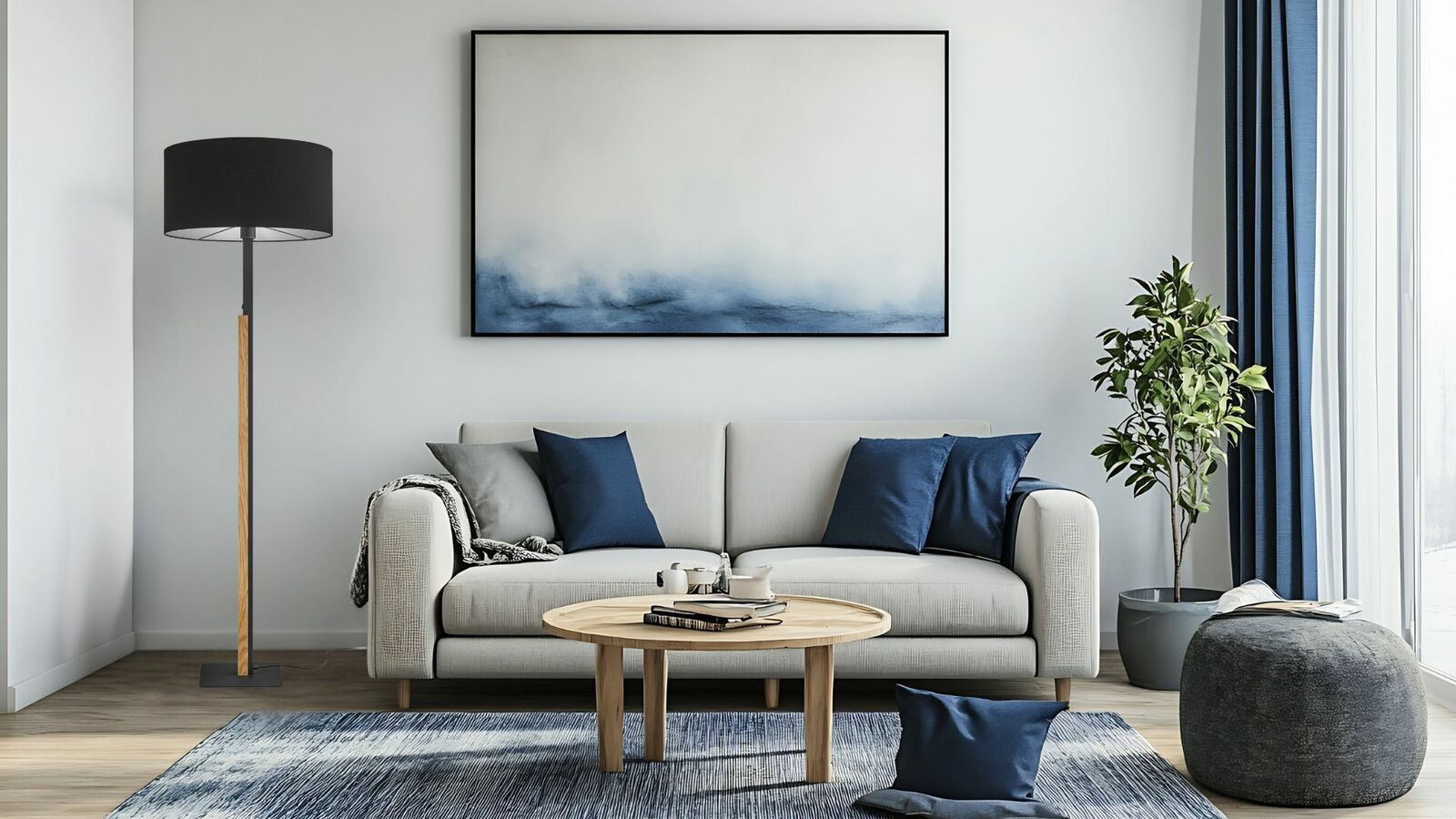 Buschwerk Stehleuchte ARIAN Moderne Stehleuchte mit schwarzem Lampenschirm und Holzstiel, seitliche Perspektive im Wohnzimmer.