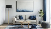 Moderne Stehleuchte mit schwarzem Lampenschirm und Holzstiel, seitliche Perspektive im Wohnzimmer.
