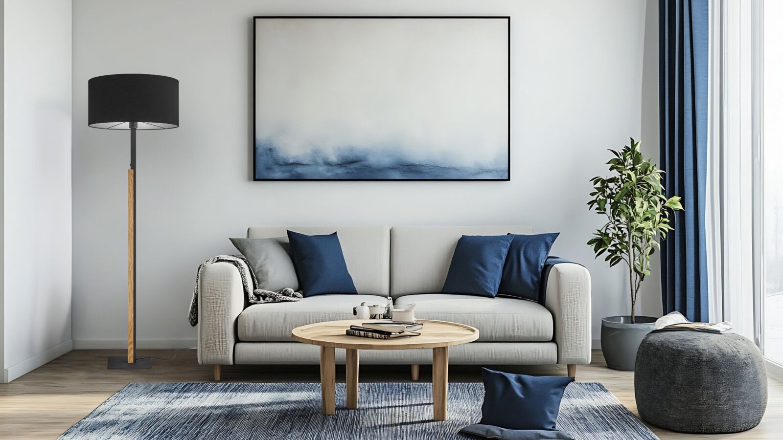 Moderne Stehleuchte mit schwarzem Lampenschirm und Holzstiel, seitliche Perspektive im Wohnzimmer.