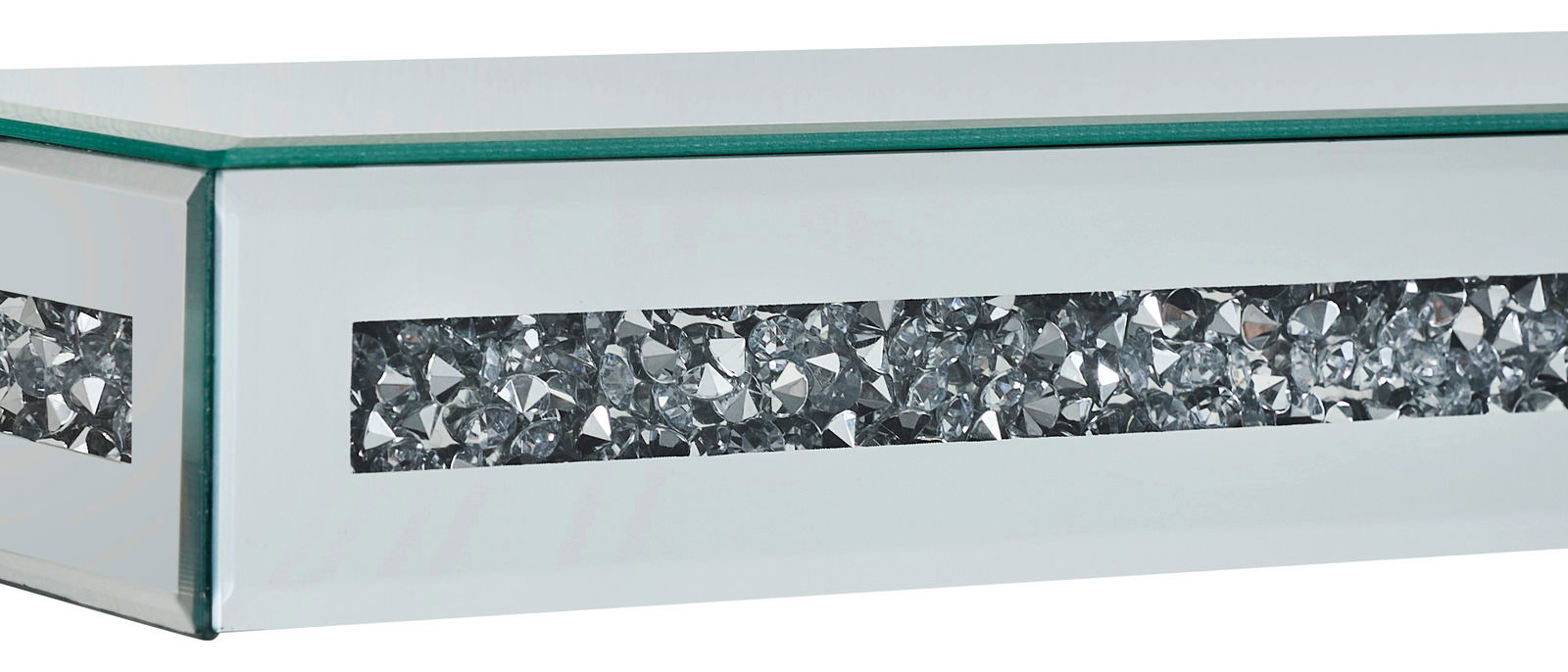 Nahaufnahme eines Wandboards mit glitzernden Kristallverzierungen und Glasoberfläche, seitliche Perspektive