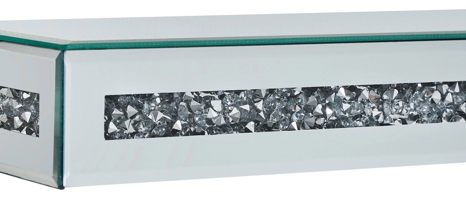 Nahaufnahme eines Wandboards mit glitzernden Kristallverzierungen und Glasoberfläche, seitliche Perspektive