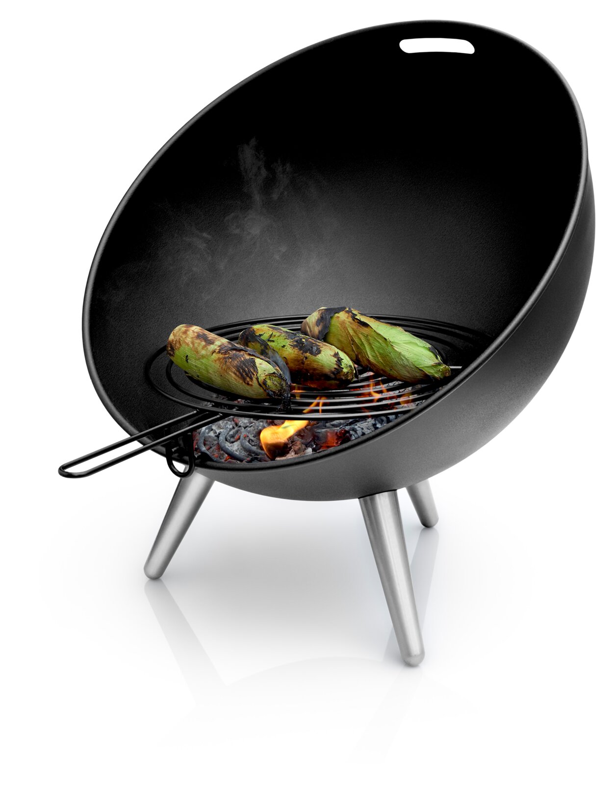 Moderne FireGlobe-grillrooster met maïskolven, zijaanzicht