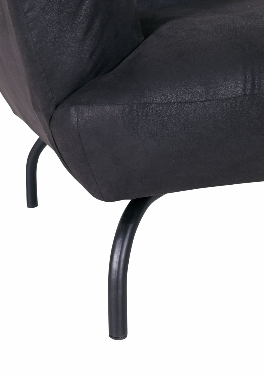 Nahaufnahme eines schwarzen Sofas mit Metallbeinen, seitliche Perspektive
