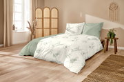 Bettwäsche-Set in einem gemütlichen Schlafzimmer mit floralem Muster in Grün auf weißem Hintergrund, seitliche Perspektive